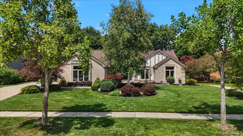6545 Basswood Drive Troy City MI 48098