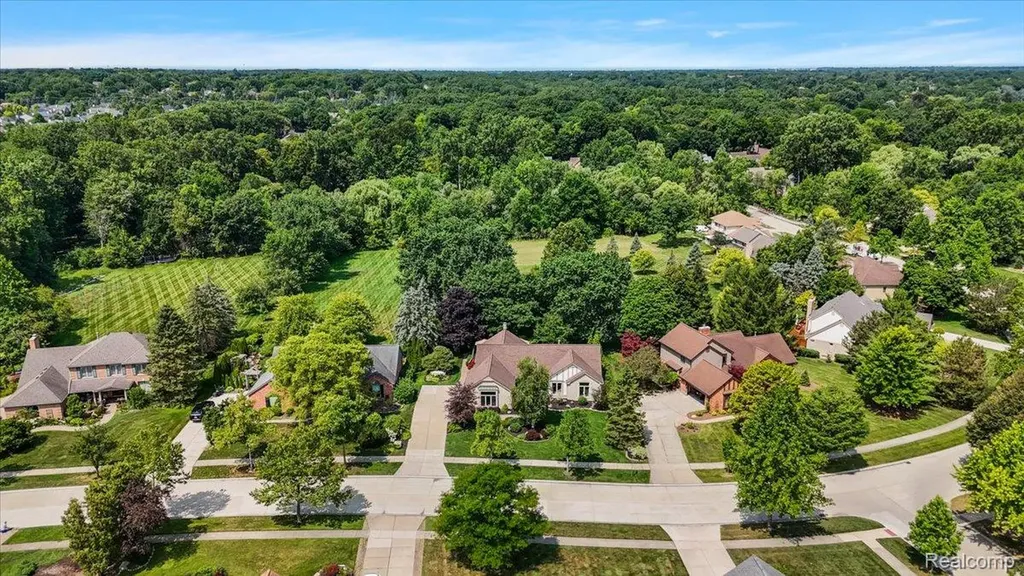6545 Basswood Drive Troy City MI 48098