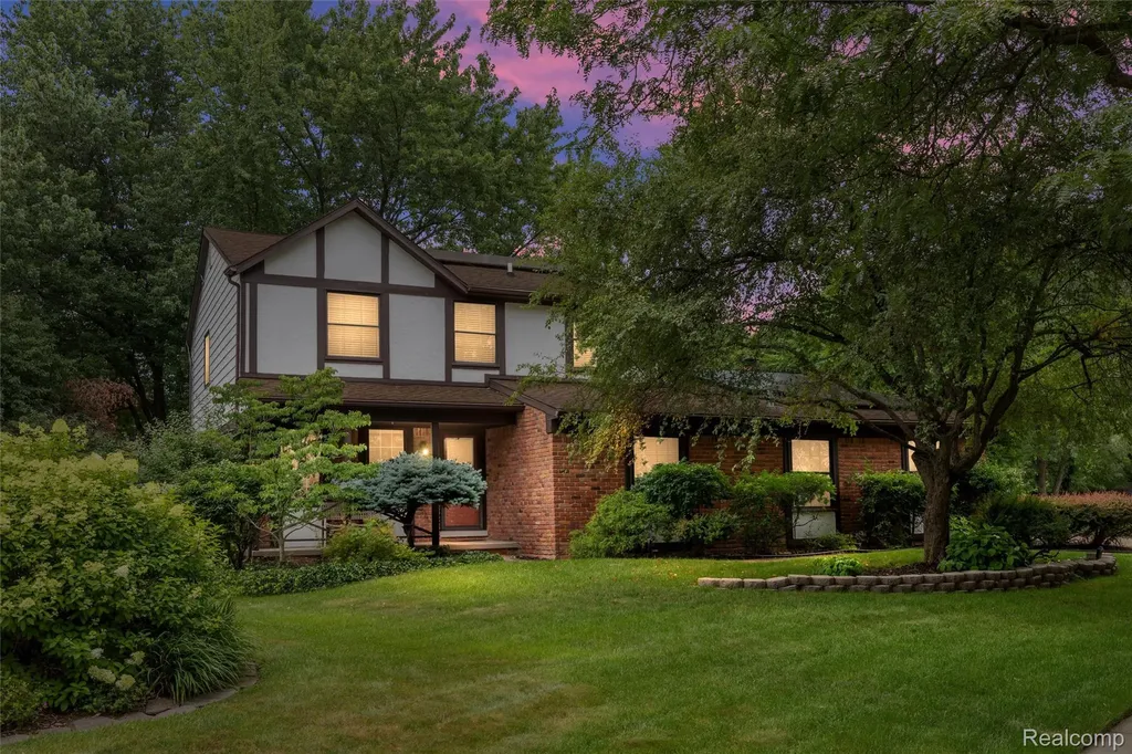 2937 Waterloo Drive Troy City MI 48084