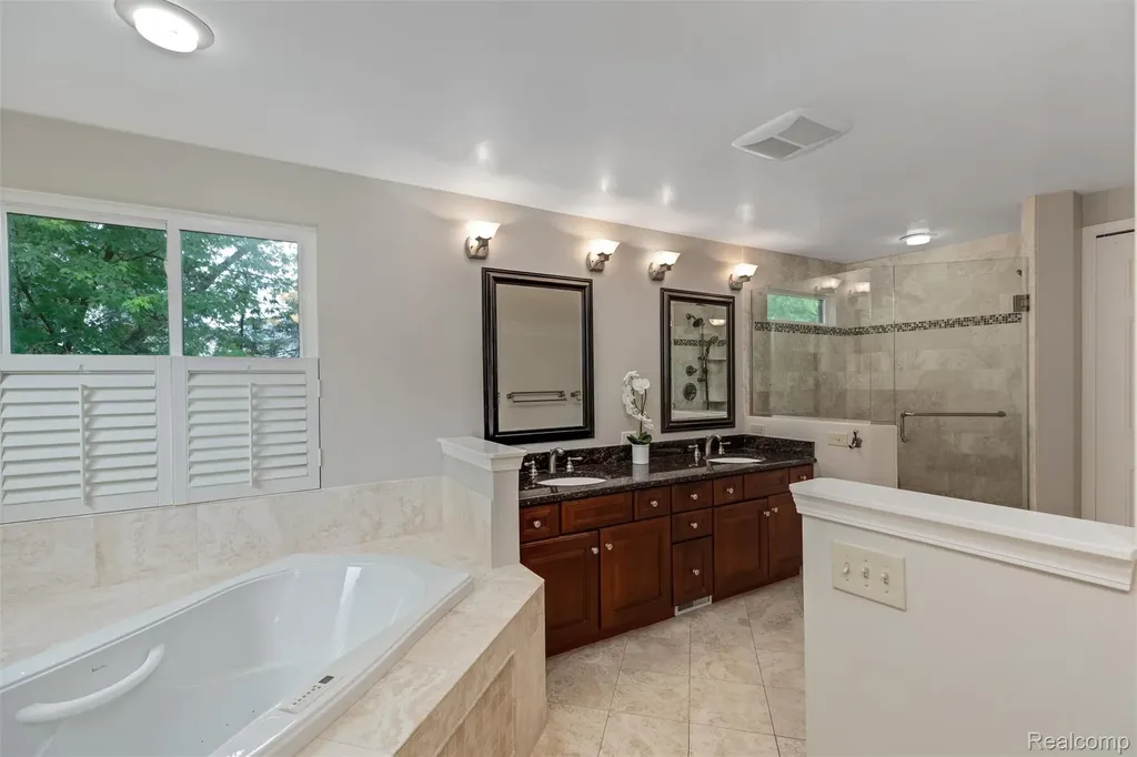 2937 Waterloo Drive Troy City MI 48084