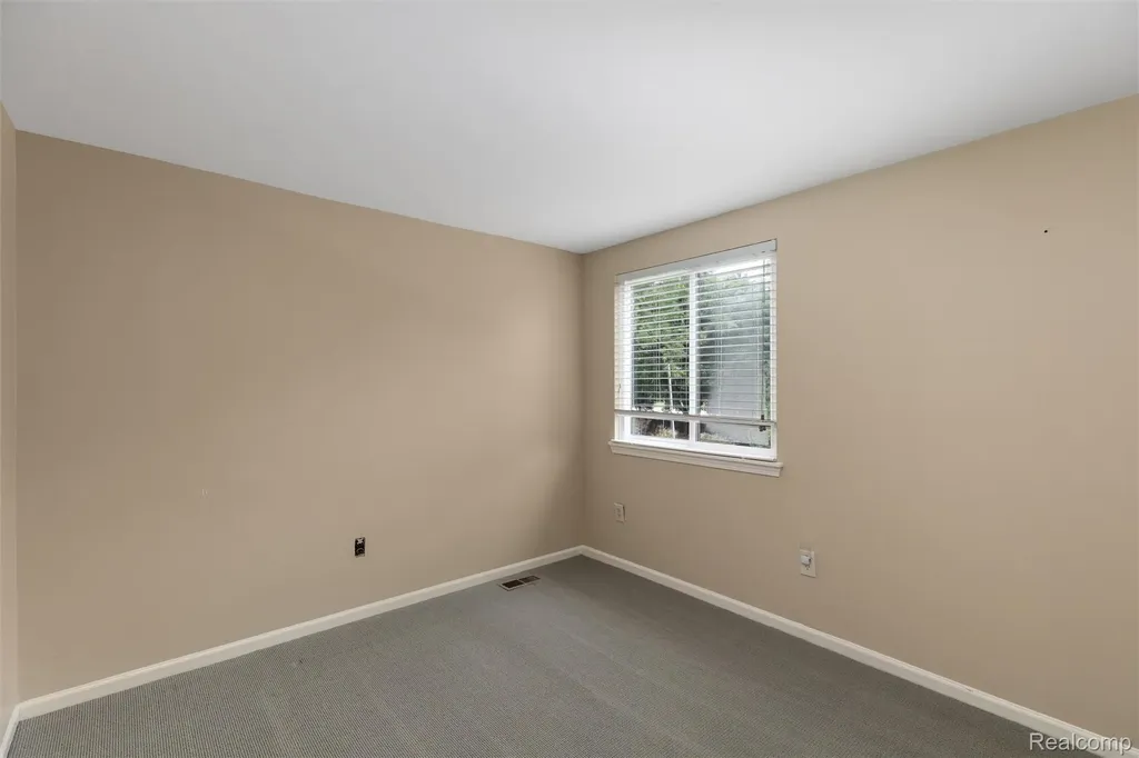 2937 Waterloo Drive Troy City MI 48084