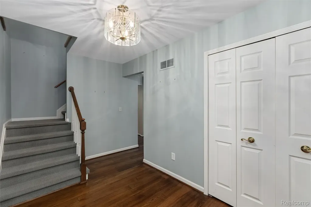 2937 Waterloo Drive Troy City MI 48084