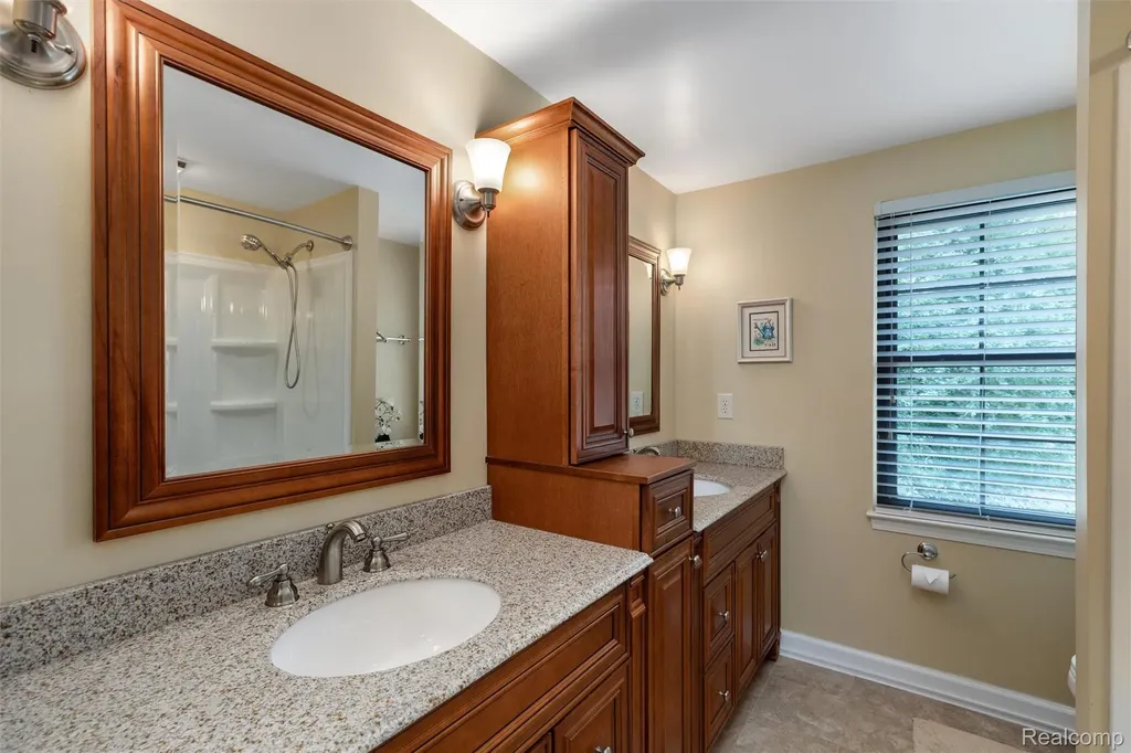 2937 Waterloo Drive Troy City MI 48084