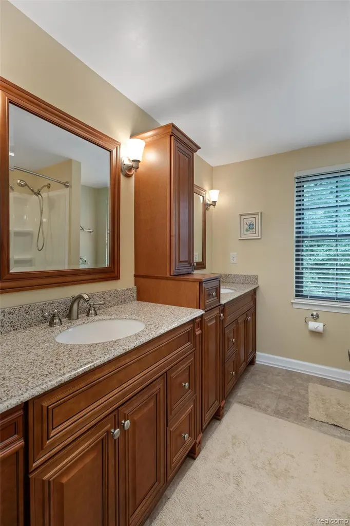 2937 Waterloo Drive Troy City MI 48084