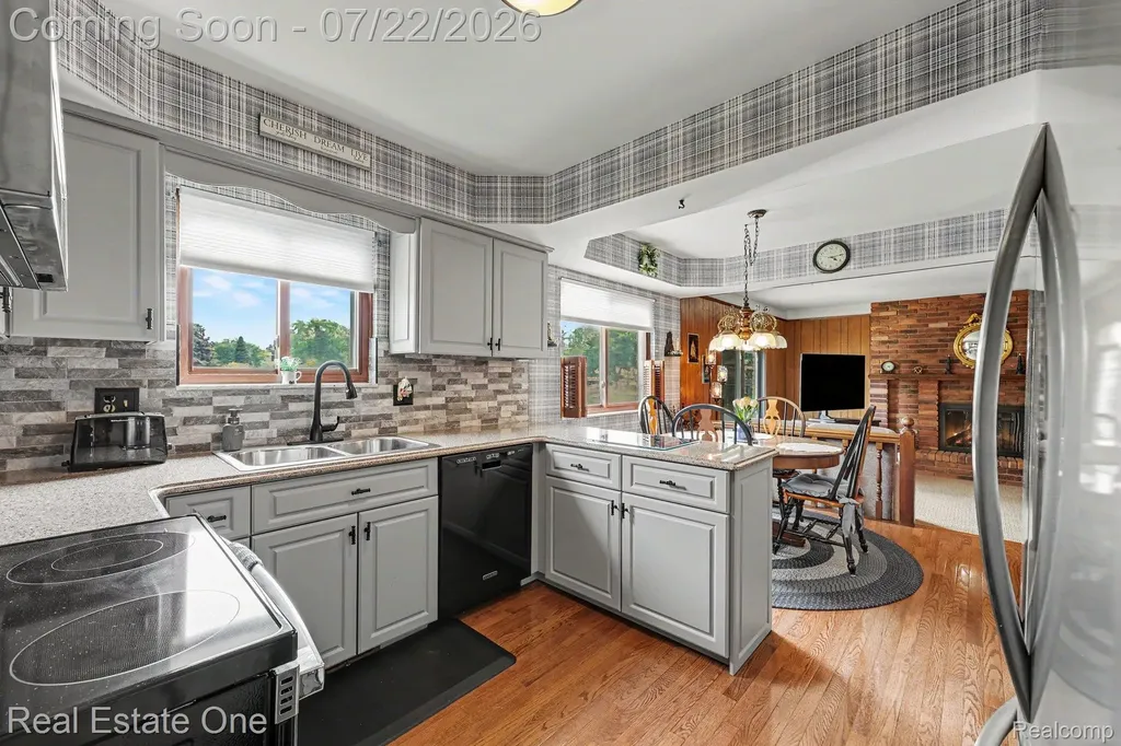 1524 3 Lakes Drive Troy City MI 48085