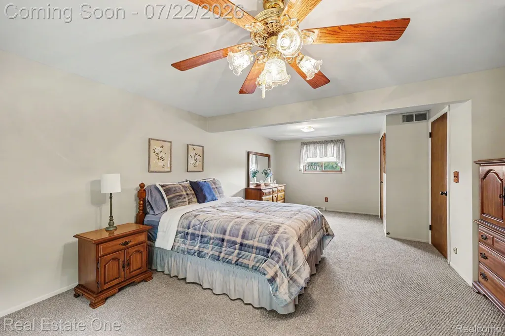 1524 3 Lakes Drive Troy City MI 48085