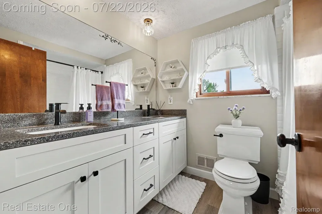 1524 3 Lakes Drive Troy City MI 48085