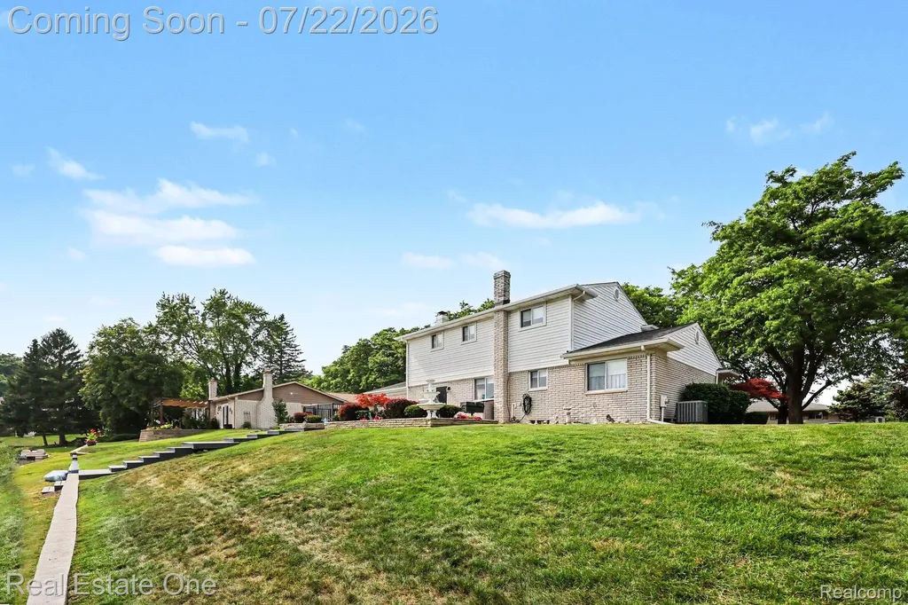 1524 3 Lakes Drive Troy City MI 48085