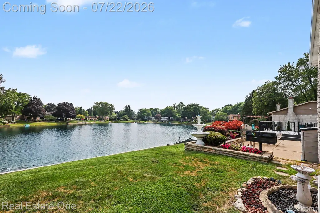 1524 3 Lakes Drive Troy City MI 48085
