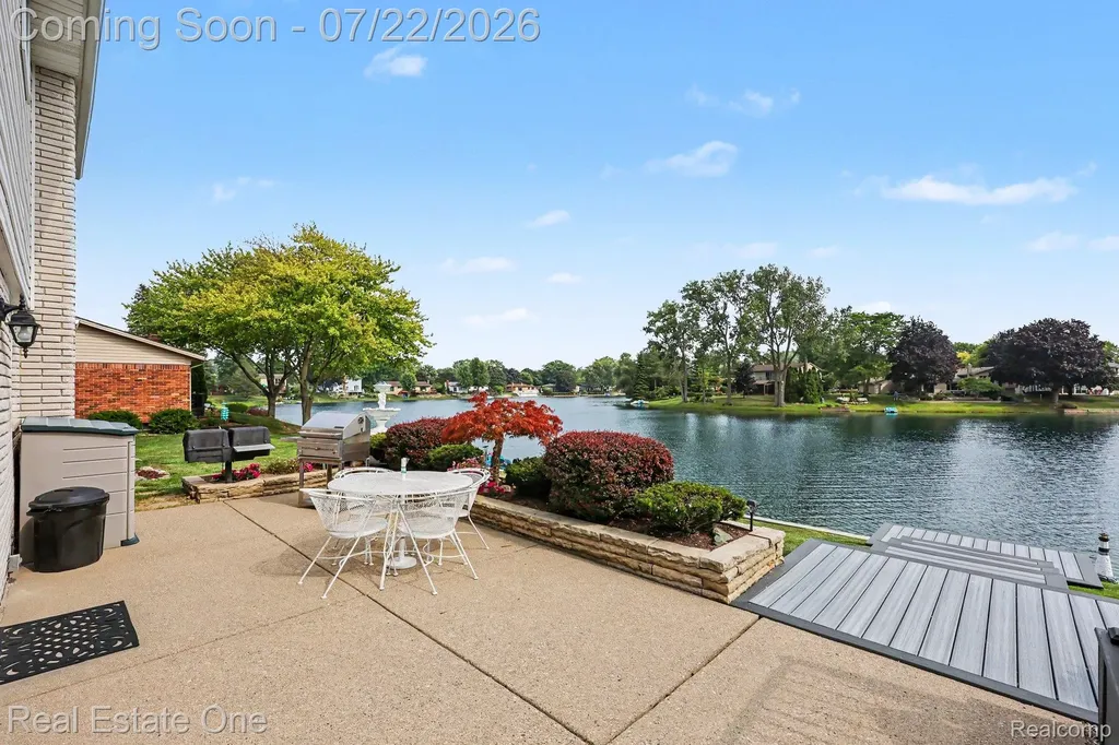 1524 3 Lakes Drive Troy City MI 48085