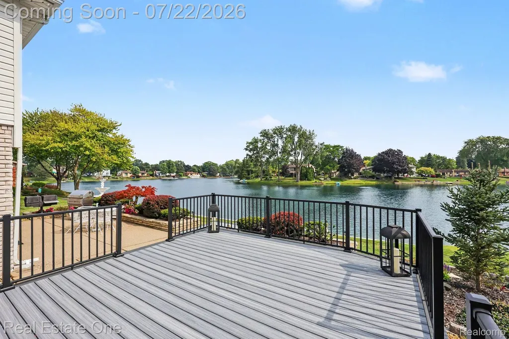 1524 3 Lakes Drive Troy City MI 48085