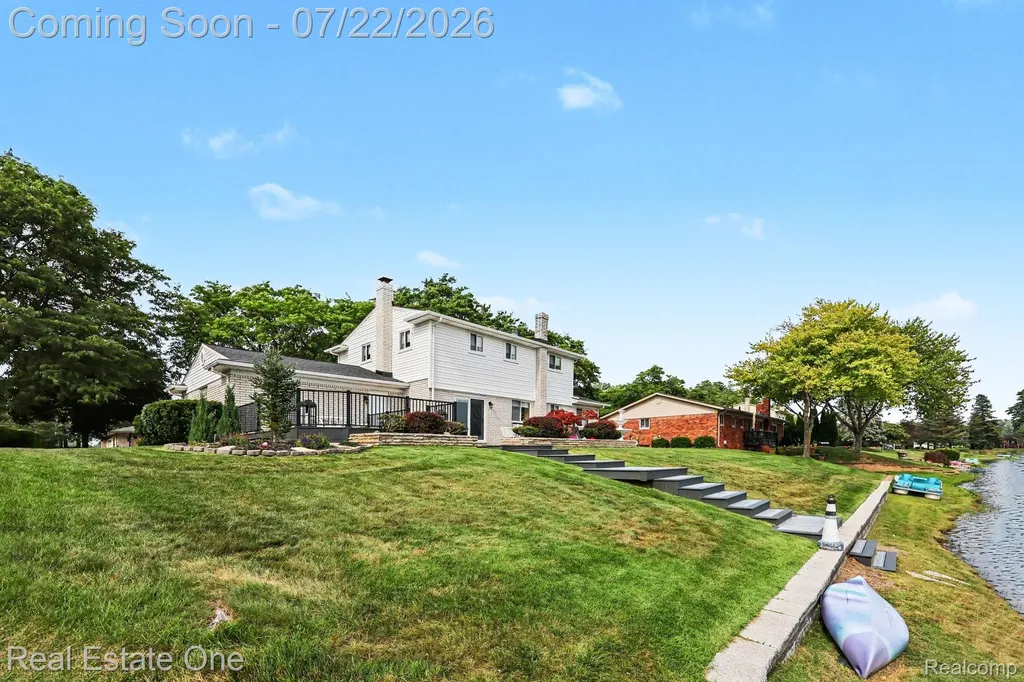 1524 3 Lakes Drive Troy City MI 48085