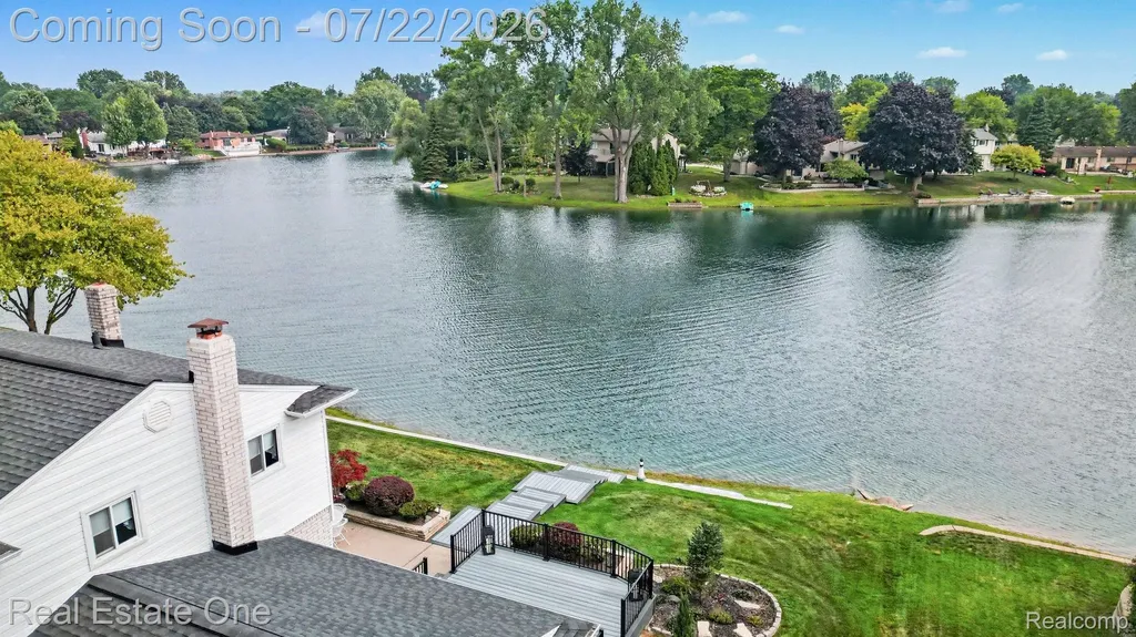 1524 3 Lakes Drive Troy City MI 48085