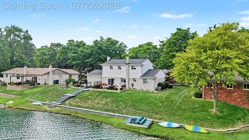 1524 3 Lakes Drive Troy City MI 48085