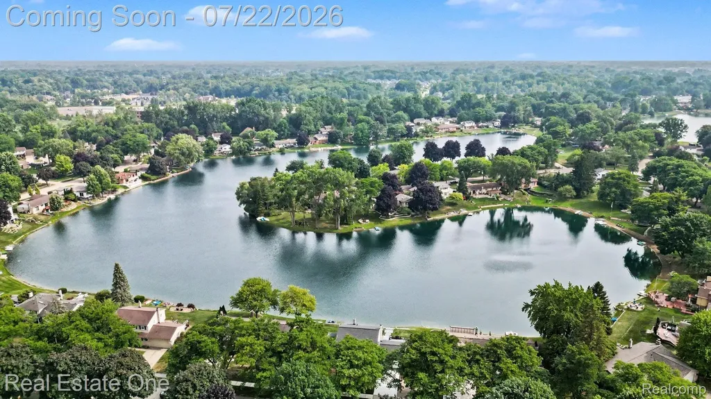 1524 3 Lakes Drive Troy City MI 48085
