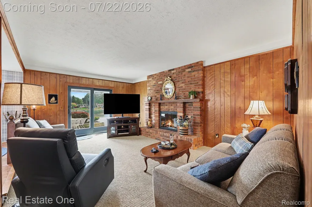1524 3 Lakes Drive Troy City MI 48085