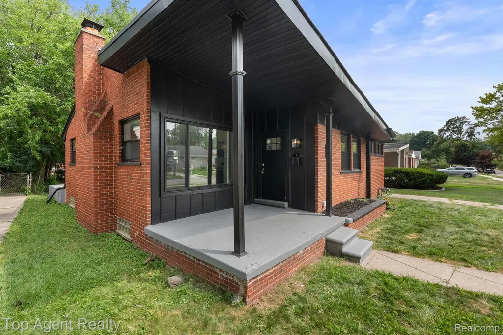 24300 Seneca Street Oak Park City MI 48237