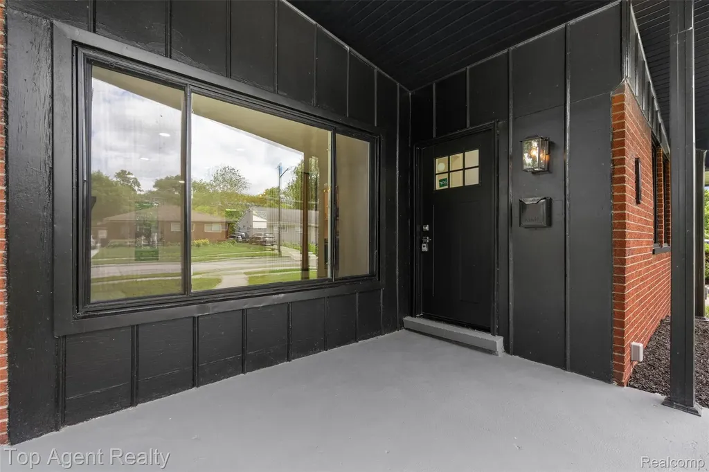 24300 Seneca Street Oak Park City MI 48237