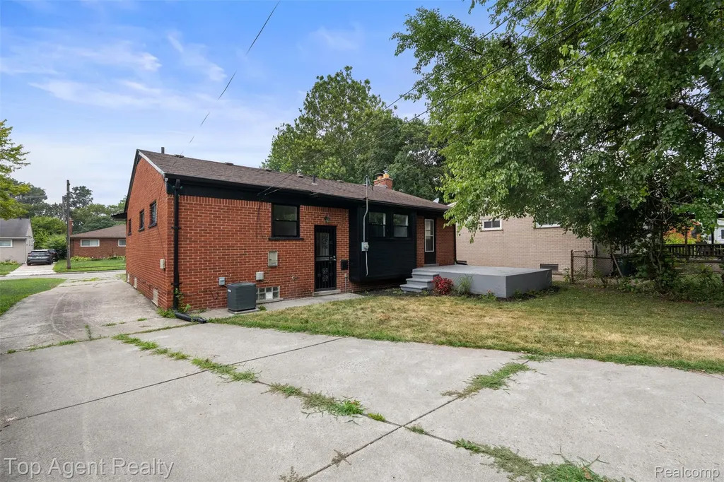 24300 Seneca Street Oak Park City MI 48237