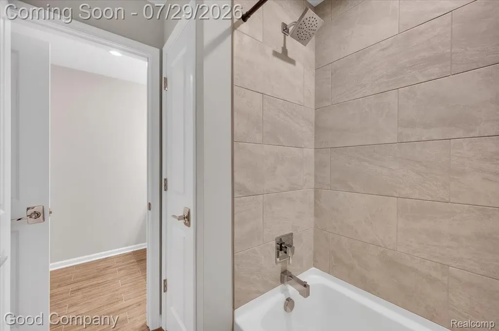 4685 Broomfield Way Lake Orion Village MI 48359