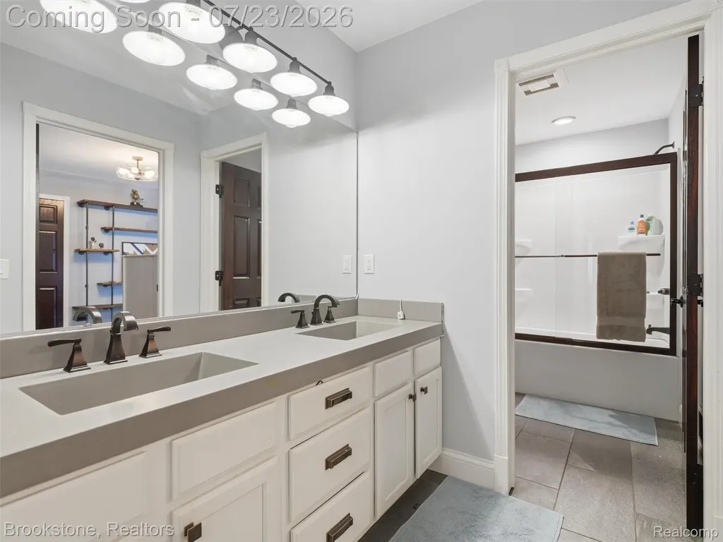 10218 Creekwood Trail Springfield Charter Township MI 48350