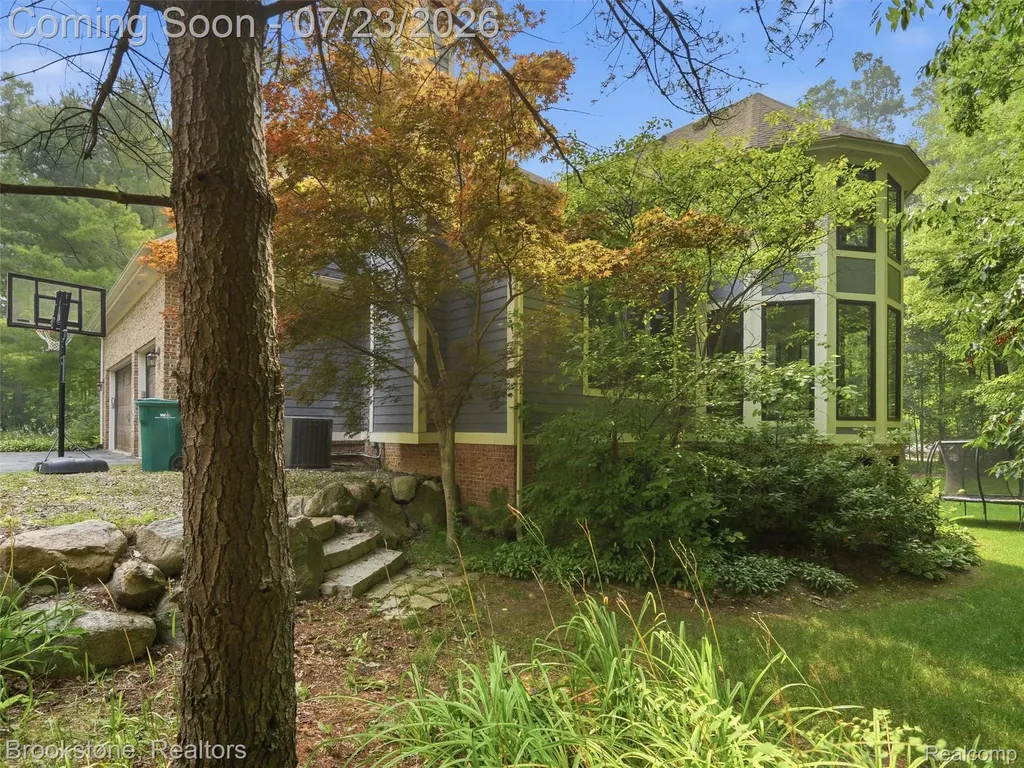 10218 Creekwood Trail Springfield Charter Township MI 48350
