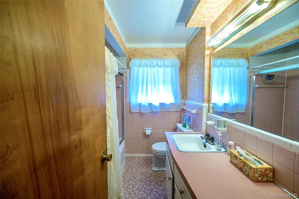 24255 Flower Avenue Eastpointe City MI 48021