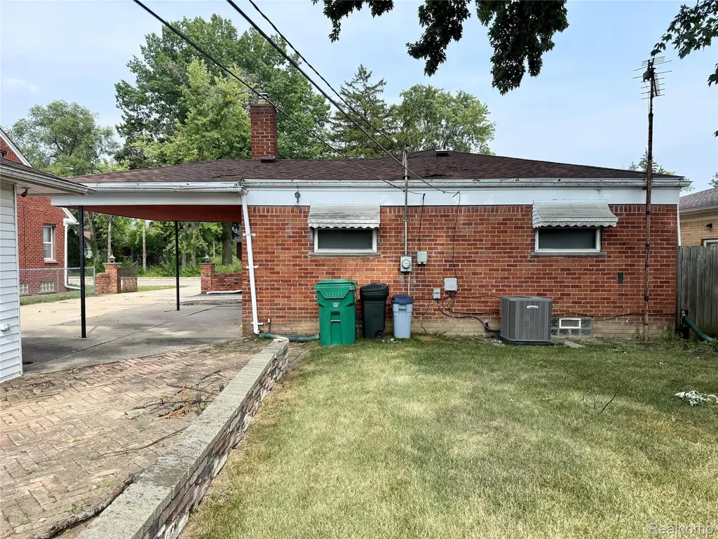 24255 Flower Avenue Eastpointe City MI 48021