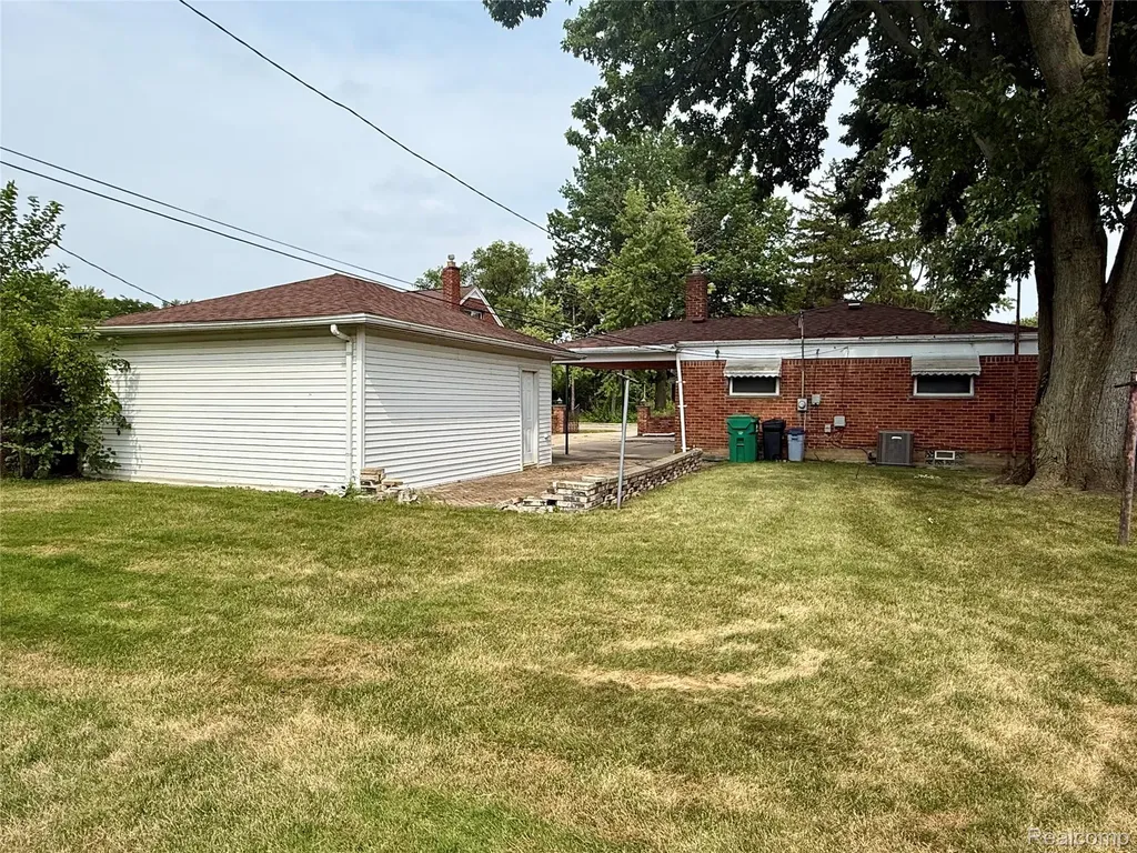 24255 Flower Avenue Eastpointe City MI 48021