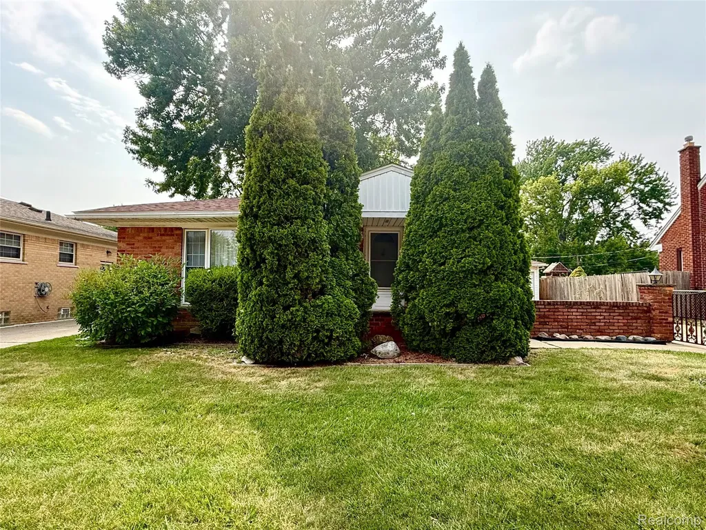 24255 Flower Avenue Eastpointe City MI 48021