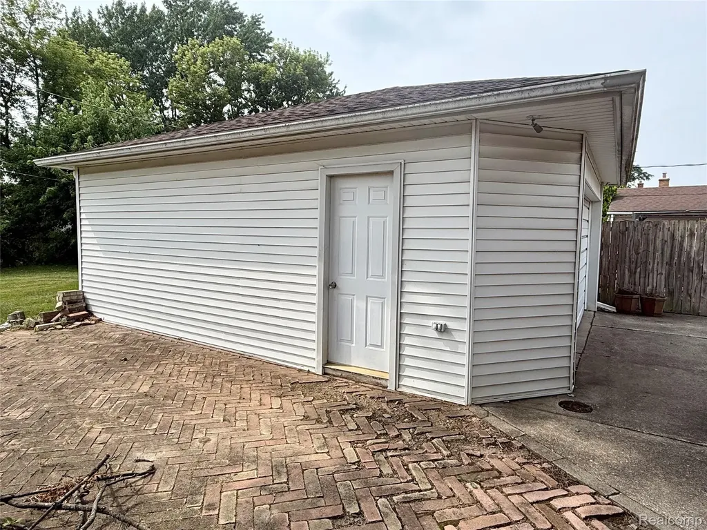 24255 Flower Avenue Eastpointe City MI 48021