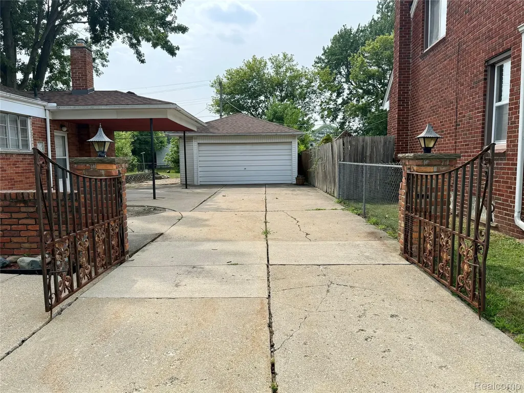 24255 Flower Avenue Eastpointe City MI 48021