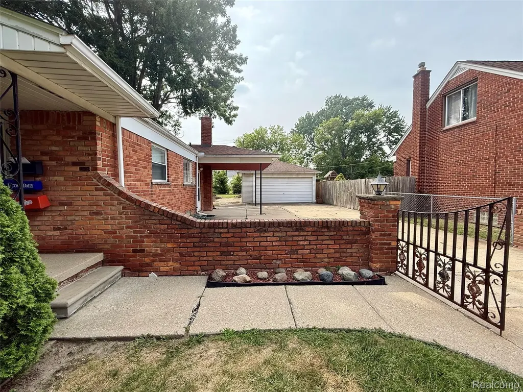 24255 Flower Avenue Eastpointe City MI 48021