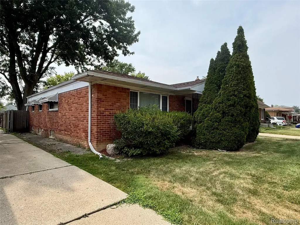 24255 Flower Avenue Eastpointe City MI 48021