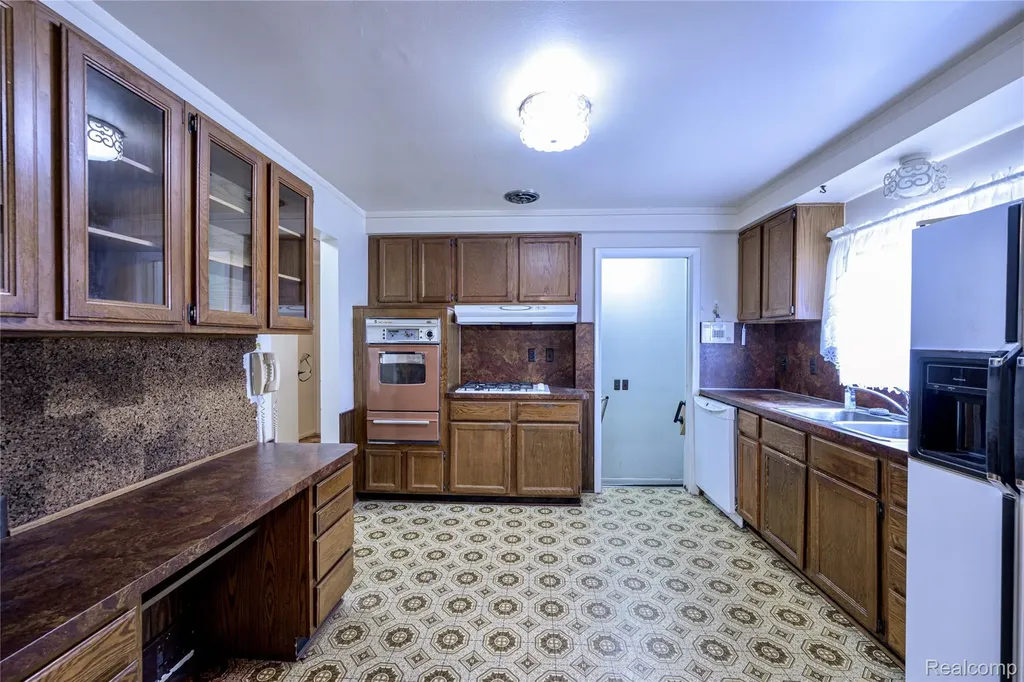 24255 Flower Avenue Eastpointe City MI 48021