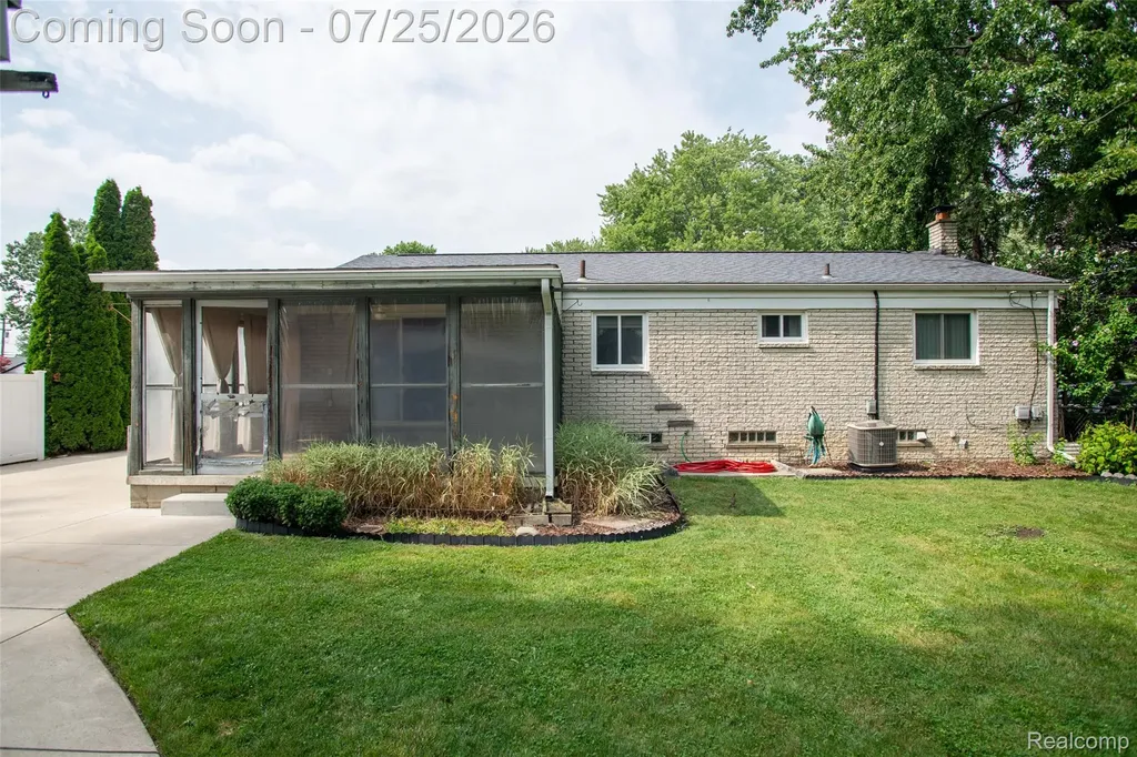 31045 John Hauk Street Garden City City MI 48135