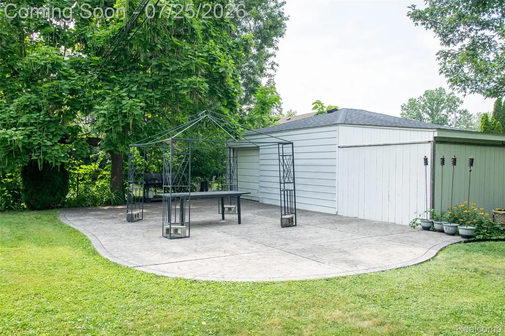 31045 John Hauk Street Garden City City MI 48135