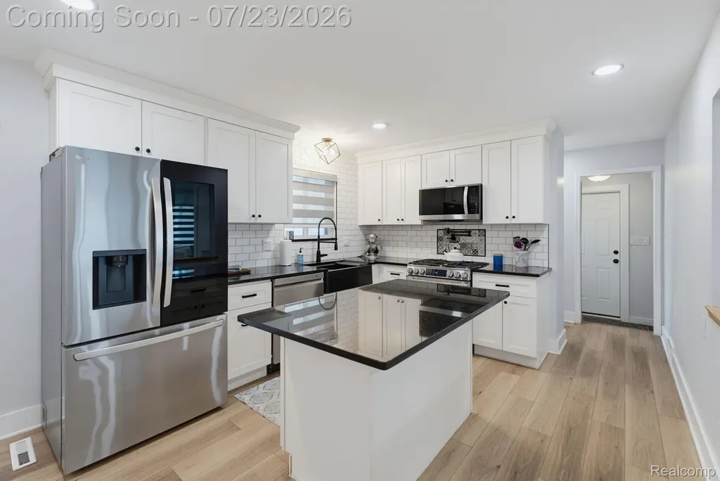 27381 Gail Drive Warren City MI 48093