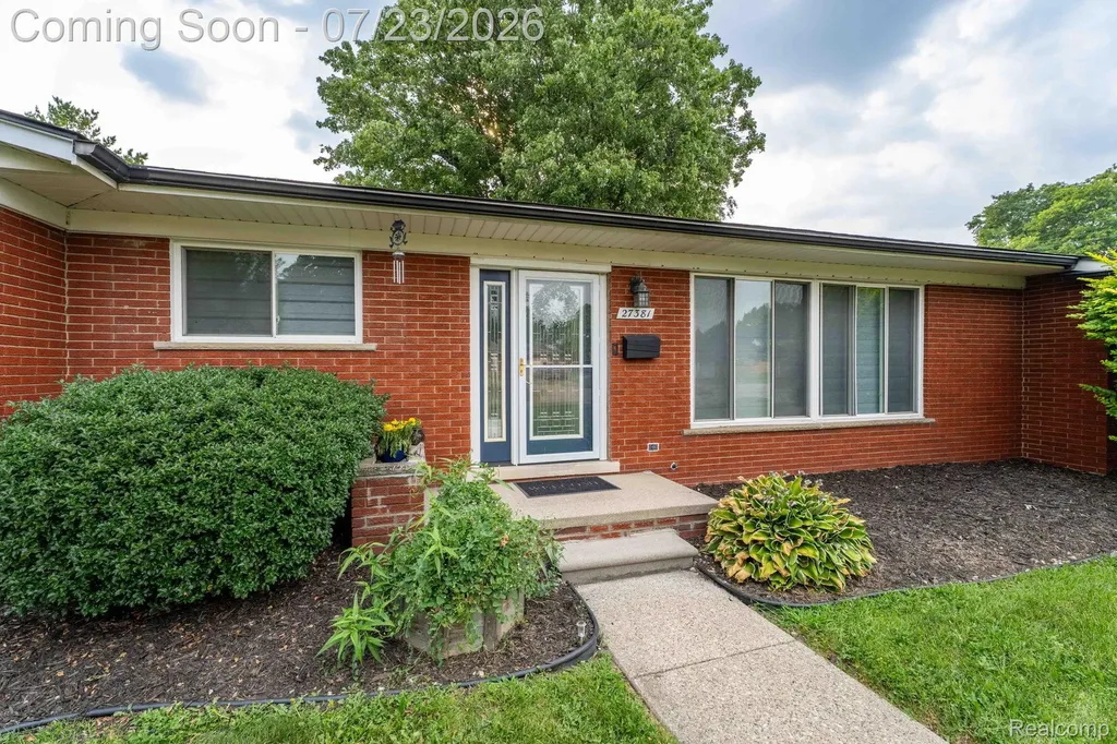 27381 Gail Drive Warren City MI 48093