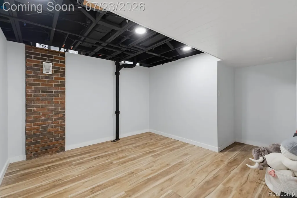 27381 Gail Drive Warren City MI 48093
