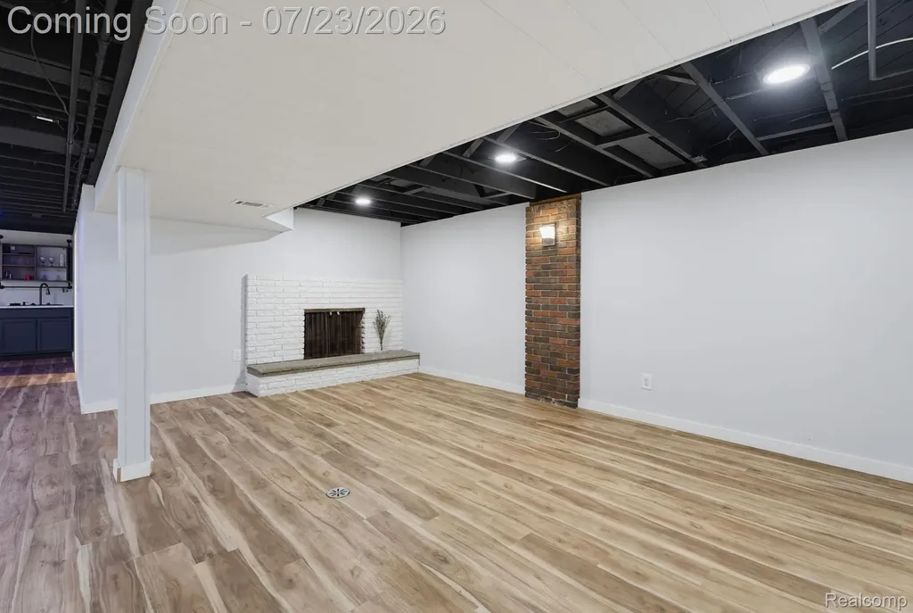 27381 Gail Drive Warren City MI 48093