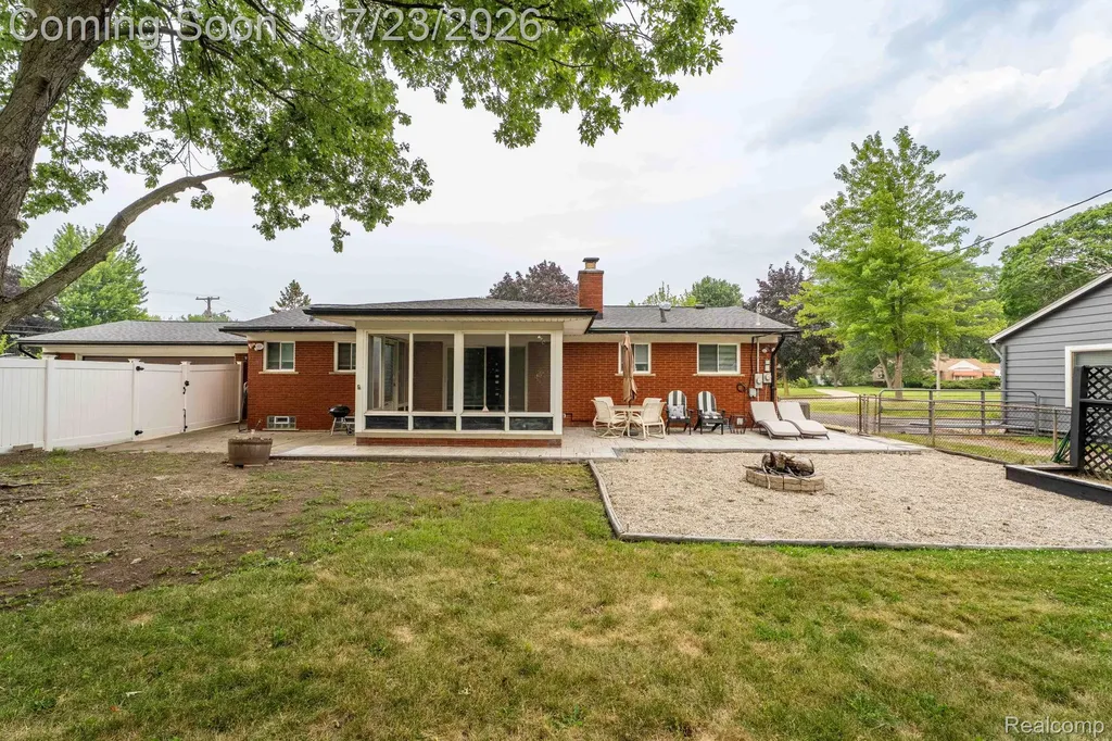 27381 Gail Drive Warren City MI 48093