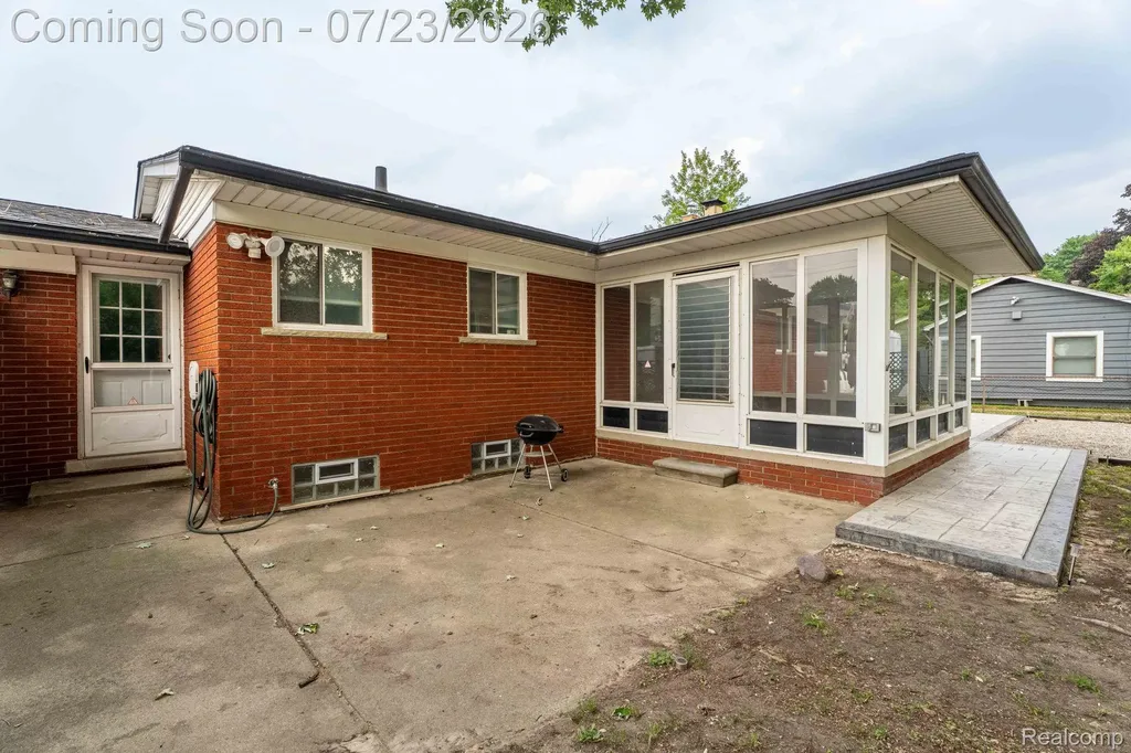 27381 Gail Drive Warren City MI 48093