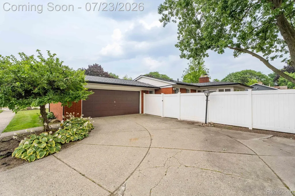 27381 Gail Drive Warren City MI 48093