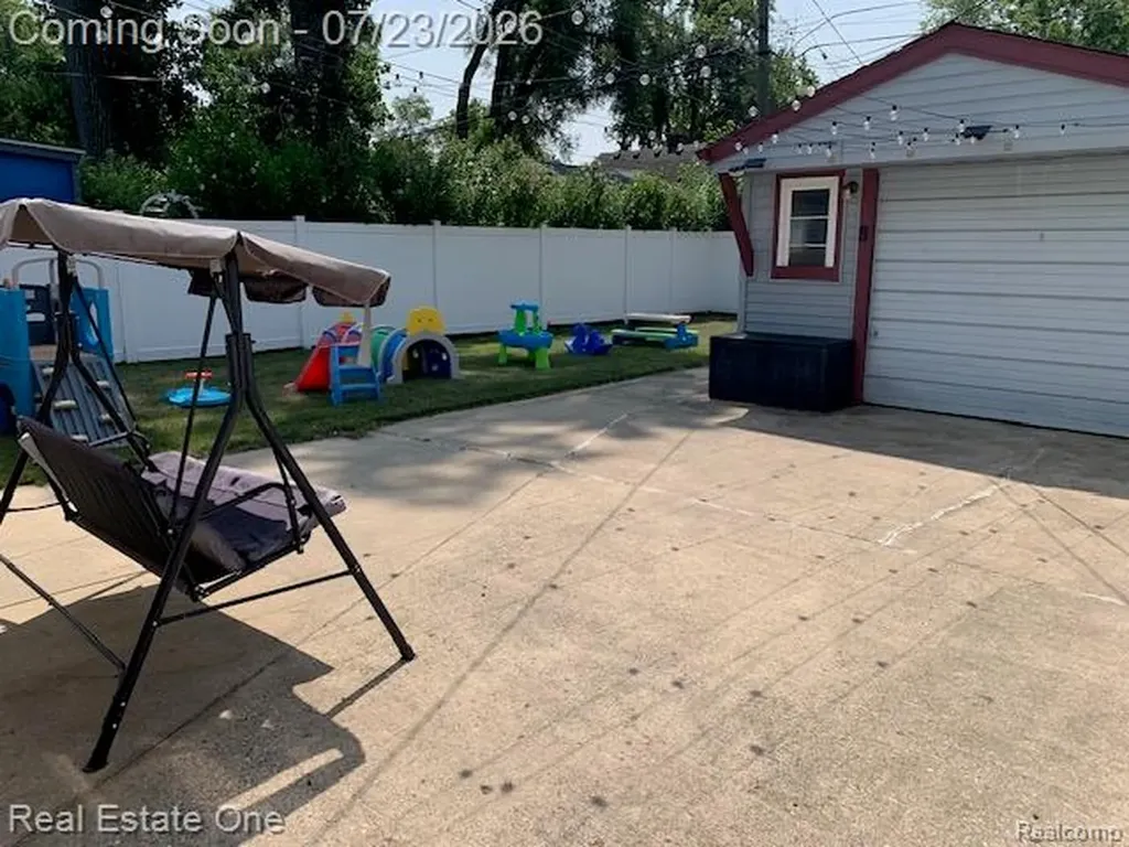 34337 Harroun Street Wayne City MI 48184