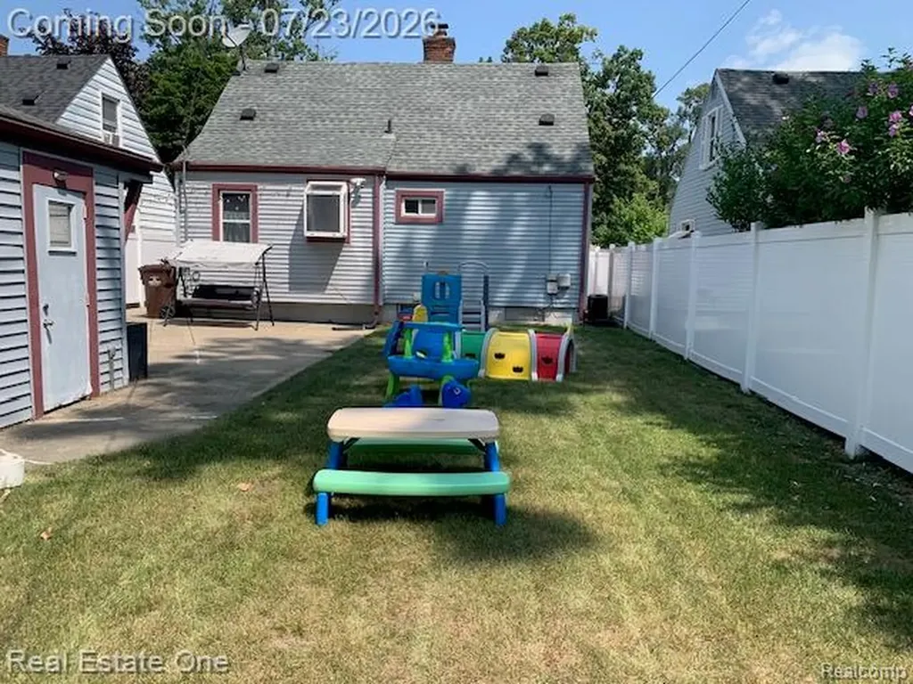 34337 Harroun Street Wayne City MI 48184