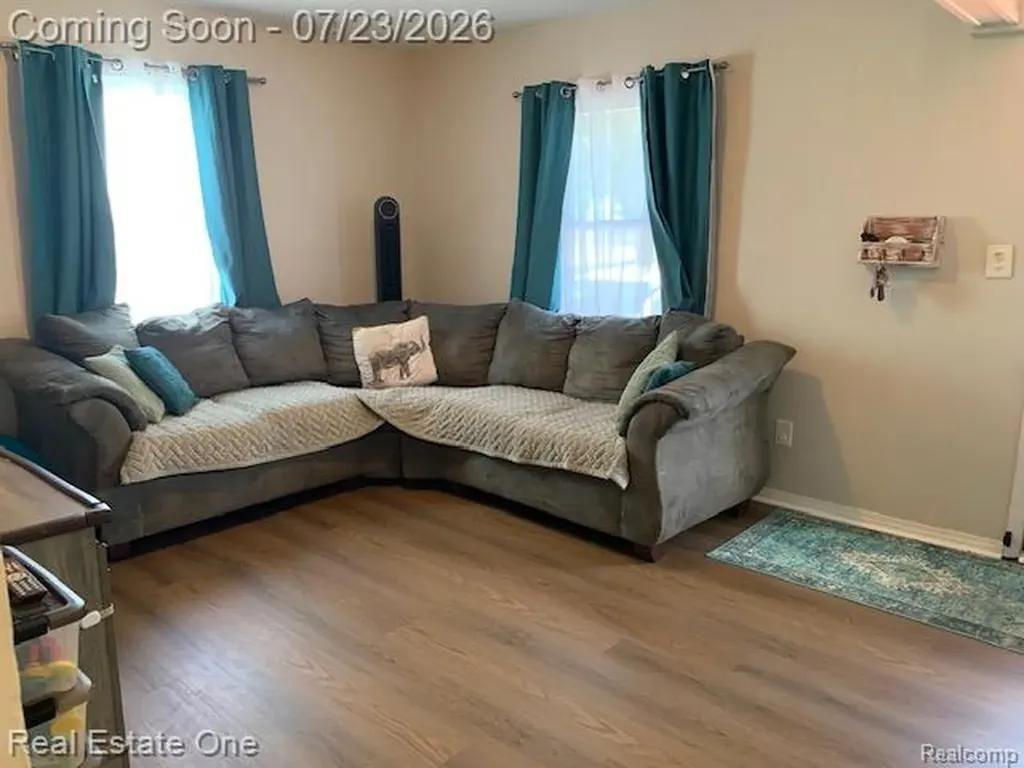 34337 Harroun Street Wayne City MI 48184