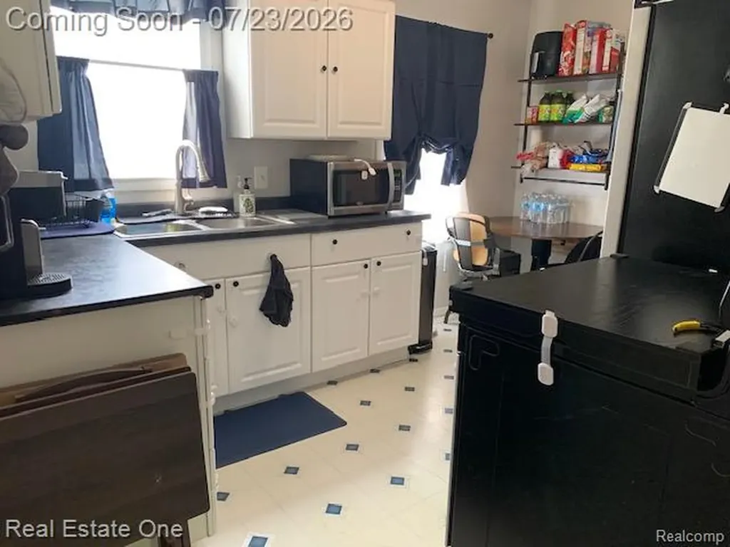 34337 Harroun Street Wayne City MI 48184