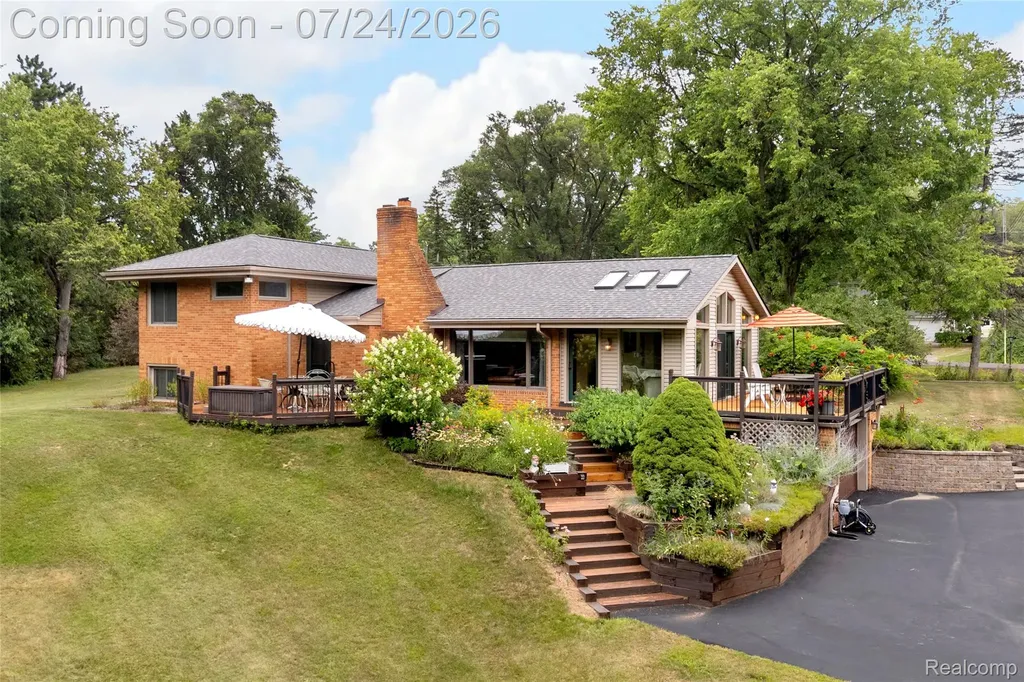 304 Oaklane Drive Rochester Hills City MI 48306