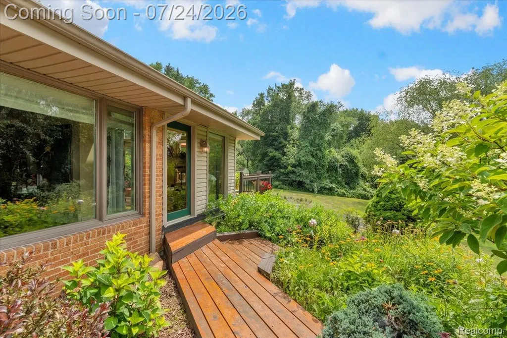 304 Oaklane Drive Rochester Hills City MI 48306